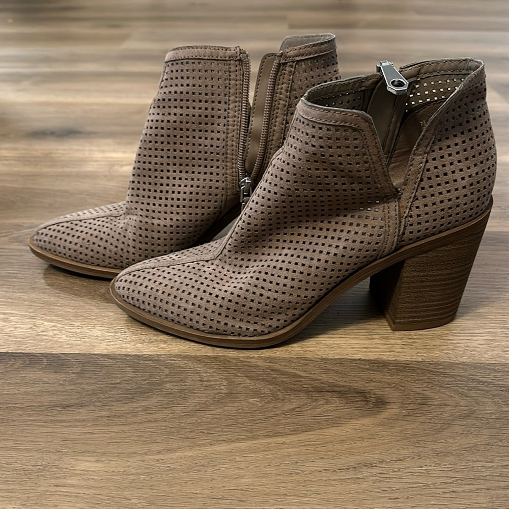 DV beige booties